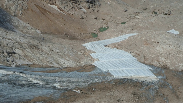 Marmolada,意大利。景观冰川在夏季部分被塑料防护布覆盖视频素材