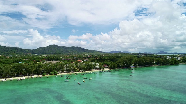 在普吉岛美丽的地标拉瓦伊海滩，无人机在热带海域上空拍摄视频素材