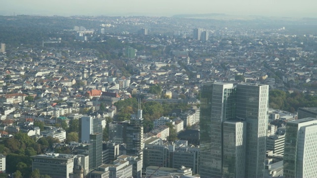 平移鸟瞰图:办公大楼和住宅建筑在法兰克福的城市景观，主要，德国视频素材