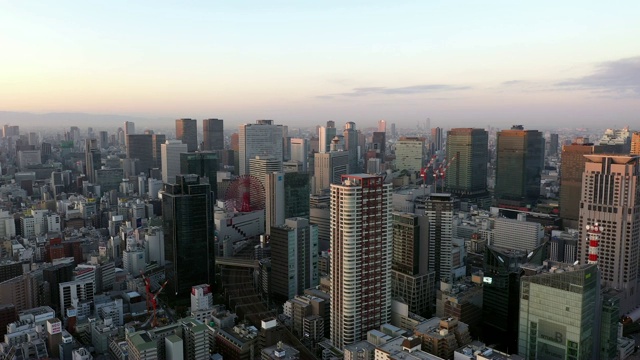 鸟瞰图的大阪市与许多摩天大楼在早上。大阪是日本第二大都市区大阪府的首府。视频素材