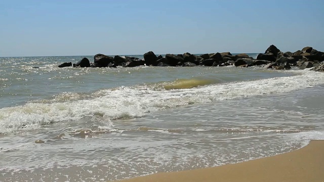 敖德萨的海浪和石头视频素材