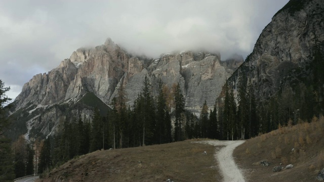 意大利白云石山脉的空中风景。视频素材