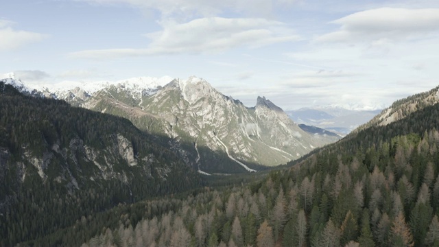 意大利Dolomites地区的斯托拉谷，秋色的航拍。视频素材