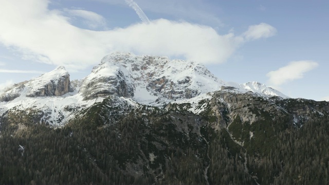 空中平移拍摄Croda Rossa在Dolomites，意大利。视频素材