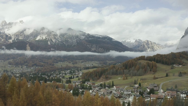 在Dolomites地区的Cortina d'Ampezzo镇周围的秋天的色彩。视频素材