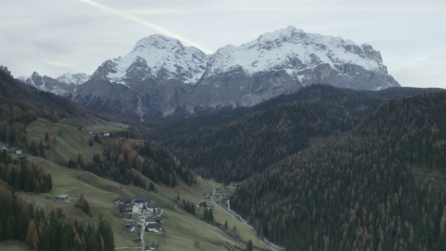 意大利Dolomites地区伦茨的无人机。视频素材