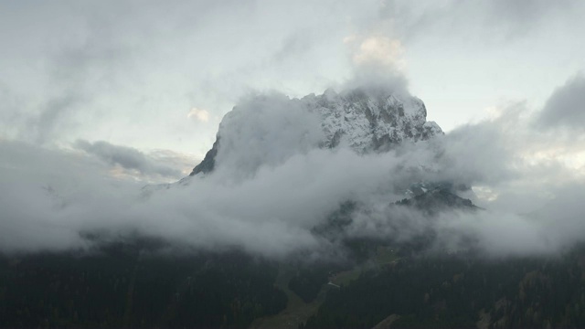 意大利Dolomites地区的Punta Grohmann或Grohmannspitze无人机。视频素材