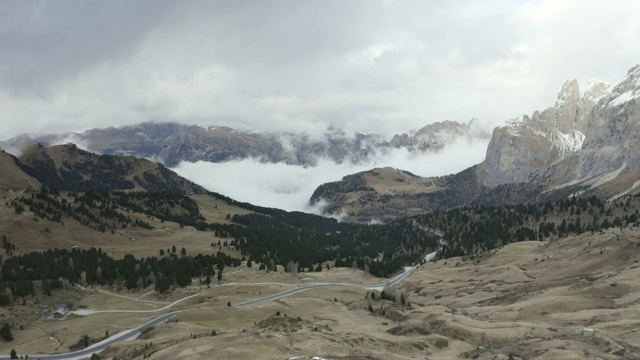 意大利Dolomites的Passo Pordoi的空中摄影。视频素材