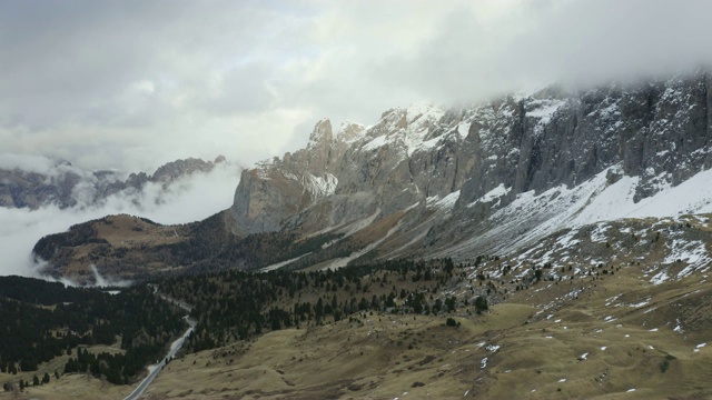 意大利Dolomites的Passo Pordoi的空中摄影。视频素材