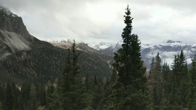 Dolomites地区的Passo Pordoi周围山景的航拍。视频素材