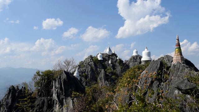 宝塔在石山前，云和蓝天为背景视频素材