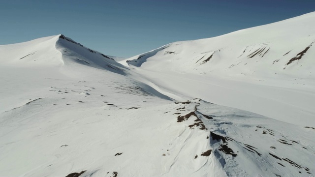 无人机拍摄的北极冰雪覆盖的极地山脉视频下载