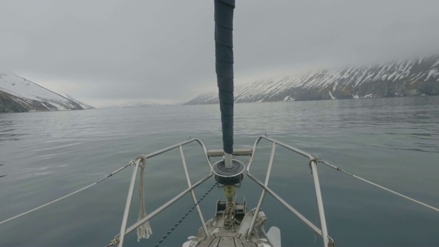 海上游艇驶过雪山和悬崖从甲板上看海岸视频素材