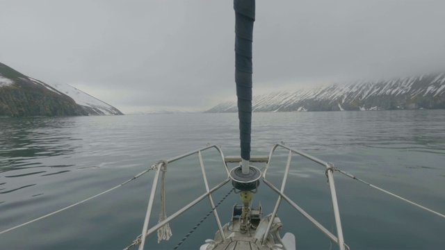 从船头海上游艇的角度看，漂浮的雪岛和山脉景观视频素材