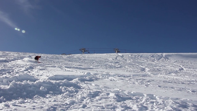 在吉尔吉斯斯坦的滑雪胜地卡拉科尔，一名女孩在滑雪板上滑下山坡视频素材