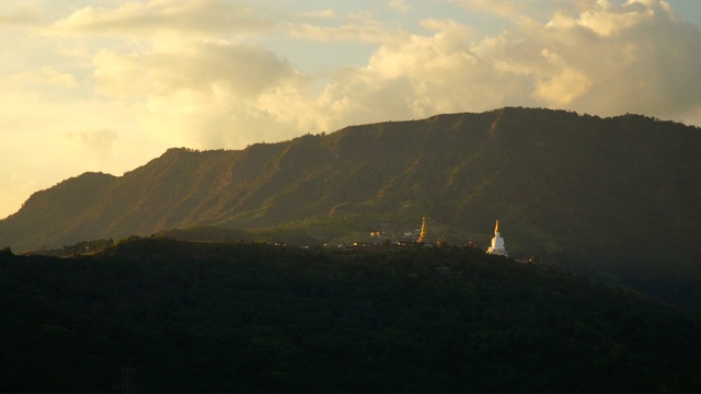 泰国福塔卜山脉的阳光。日落景观背景。视频下载