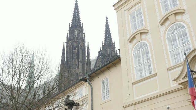 捷克布拉格哥特式教堂塔倾斜4K 2160p 30fps超高清视频- Metropolitan Cathedral of Saints Vitus Wenceslaus and Adalbert facade 3840X2160超高清瓷砖视频视频素材