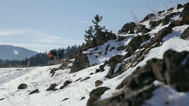 4K 2160p 30fps超高清镜头-人们徒步通过山丘后的雪道3840X2160超高清视频视频素材