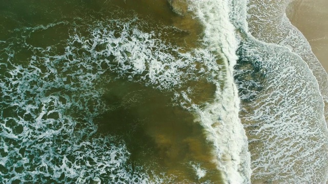 海浪在海滩上的视图，鸟瞰图，无人机的视角，正上方，埃斯特角的海滩，乌拉圭视频素材