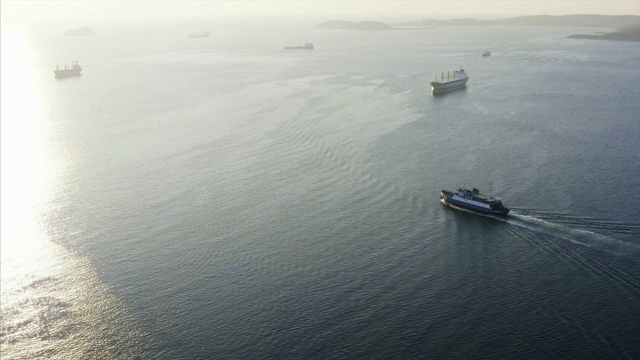 鸟瞰沿着海峡浮动的渡轮和其他船只的背景视频下载