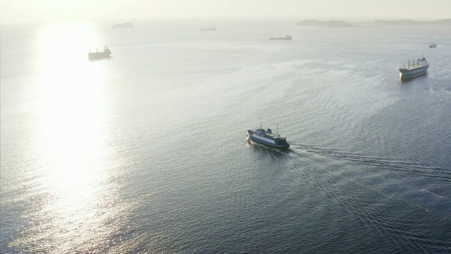 鸟瞰沿着海峡浮动的渡轮和其他船只的背景视频素材