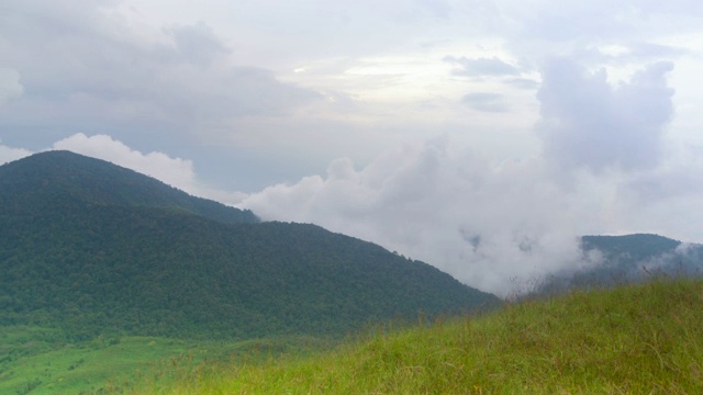 泰国清迈美丽的天空、云、雾和山视频素材