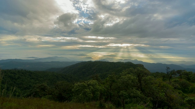 泰国清迈美丽的天空、云、雾和山视频素材