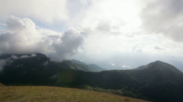 泰国清迈美丽的天空、云、雾和山视频素材