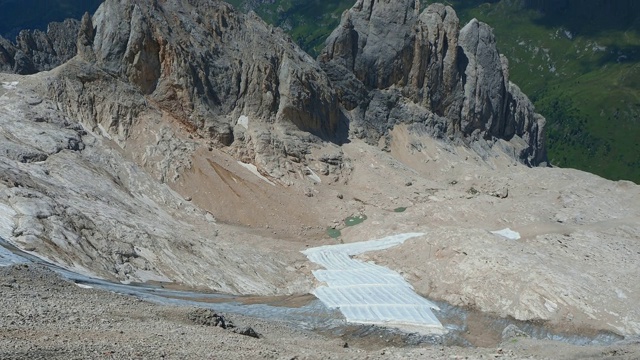 Marmolada,意大利。景观冰川在夏季部分被塑料防护布覆盖视频素材