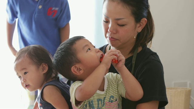 孩子们和妈妈一起玩。视频素材