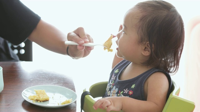 宝宝在桌子上吃零食。视频素材