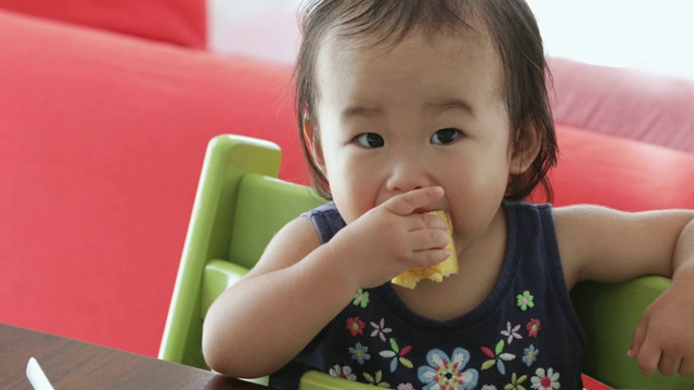 宝宝在桌子上吃零食。视频素材