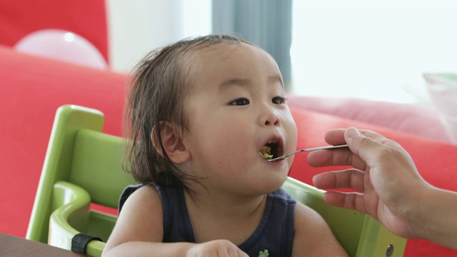 宝宝让妈妈吃零食。视频素材