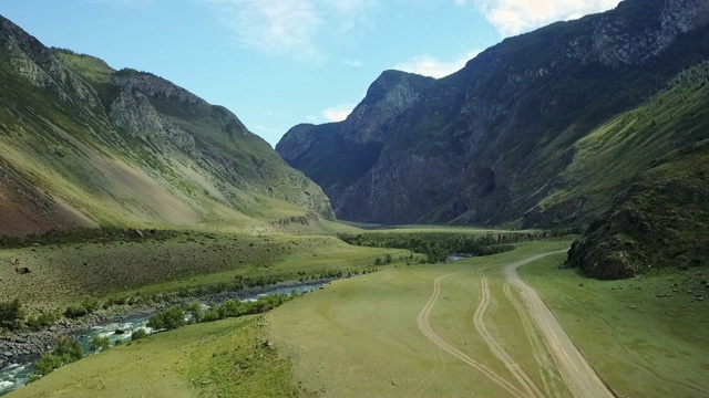 阿尔泰山谷。山间河流在高雪山之间流动。视频素材