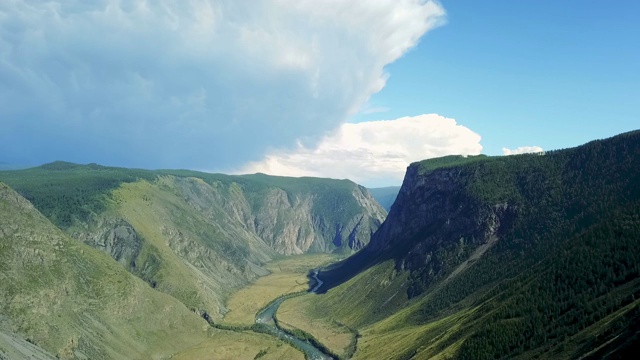 阿尔泰山谷。山间河流在高雪山之间流动。视频素材