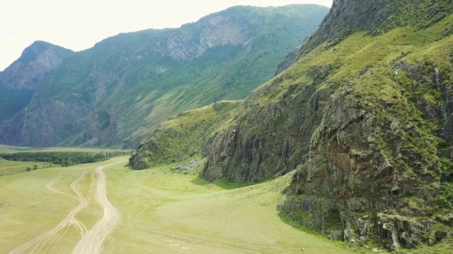 阿尔泰山谷。山间河流在高雪山之间流动。视频素材