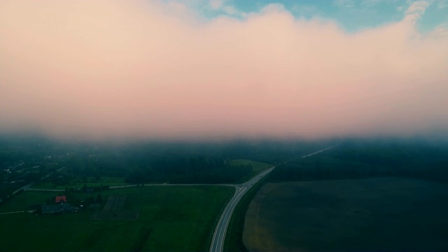 云和天空的鸟瞰图视频素材