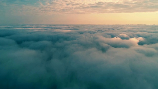 云和天空的鸟瞰图视频下载