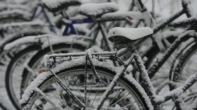 芬兰，停车场里被雪覆盖的自行车视频下载