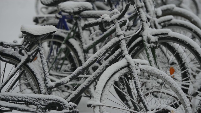 芬兰，停车场里被雪覆盖的自行车视频下载