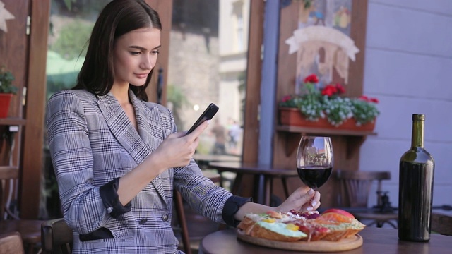 美女在餐厅用手机拍美食照片视频素材