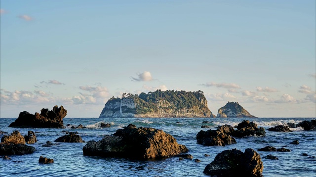 济州岛西浦的Beomseom岛(韩国自然遗迹No.421)的海景和岩石视频素材