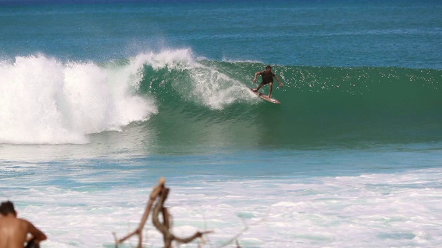 慢动作冲浪和Bodyboarder捕捉一个管道，夏威夷视频素材