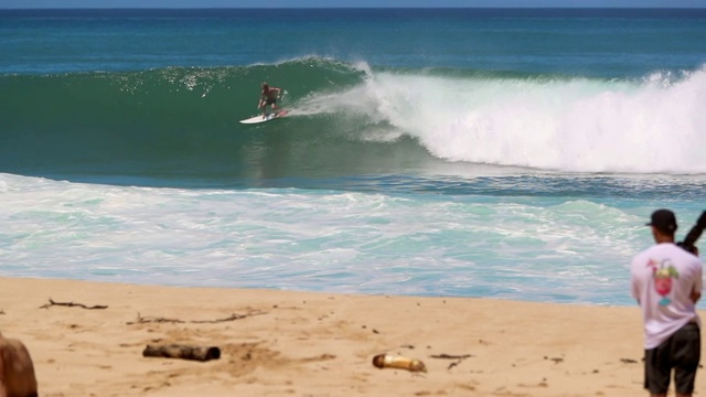 慢动作许多冲浪者和Bodyboarders在海洋和一个捉浪视频素材