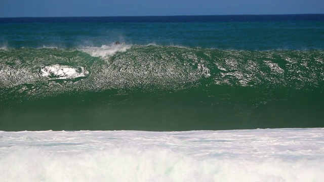 慢动作冲浪者和Bodyboarders等待正确的波浪在夏威夷视频素材