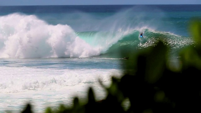 大浪在管道在夏威夷与冲浪和Bodyboarder捕获它视频素材