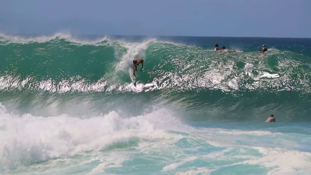 冲浪者和Bodyboarders在管道，夏威夷和一个冲浪者抓和骑一波视频素材