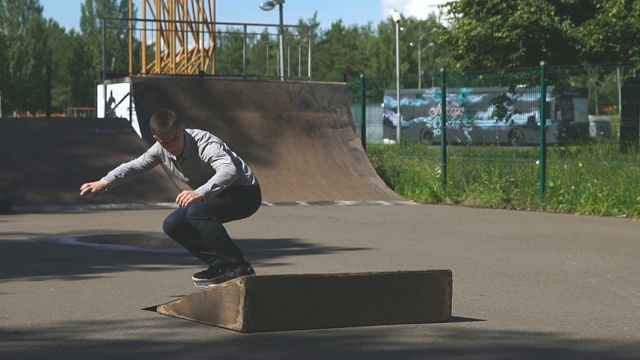 年轻人滑板跳跃在滑板公园。视频素材