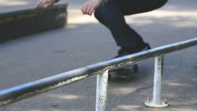 年轻人滑板跳跃在滑板公园。视频素材