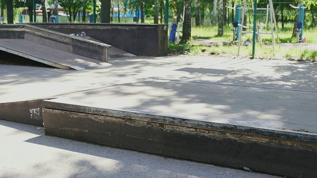 一个年轻人在滑板公园用他的滑板表演魔术。生活方式,潮人的概念视频素材